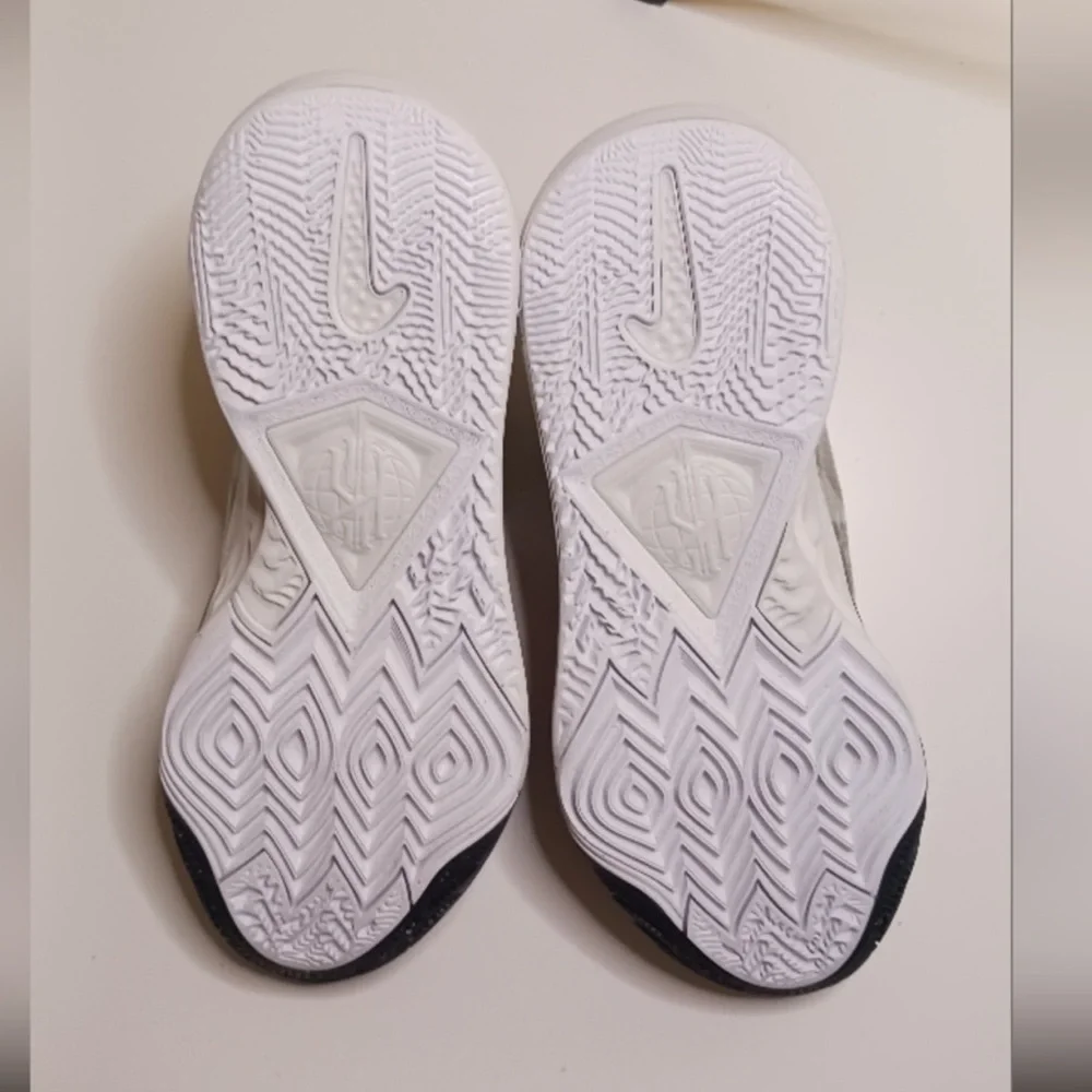 Nike Kyrie 8 White University Red - Picture 4 of 6